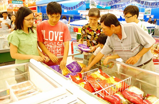 Inside a supermarket in District 11, HCMC (Photo: SGGP) Inside a supermarket in District 11, HCMC (Photo: SGGP)